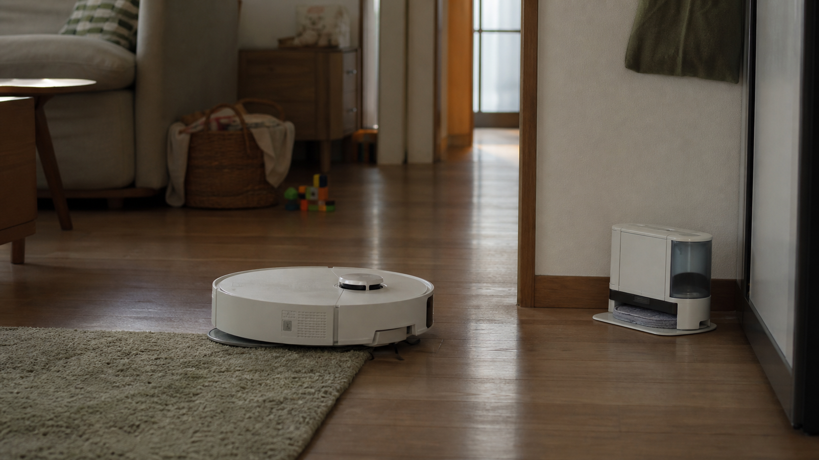 止まっているロボット掃除機と床拭きロボットがある静かな家の一角